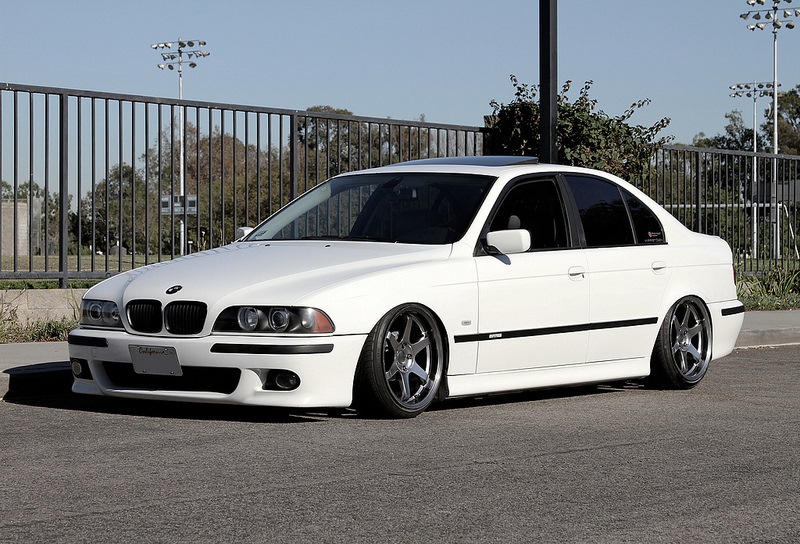 Е39 обзор. BMW e39 белая. BMW 5 e39 белая. BMW e39 m5 белая. BMW m5 e39 White.