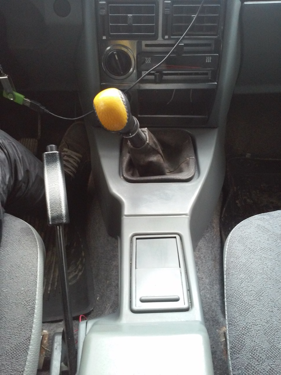 Центральная консоль панели приборов. — ИЖ 2126, 1,6 л, 2004 года ...