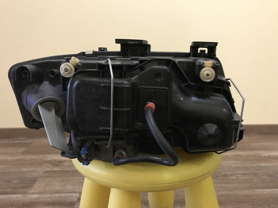 Тут видно 👌как должна проходить в базе проводка к ксеноновой лампе — Audi Allroad (C5)