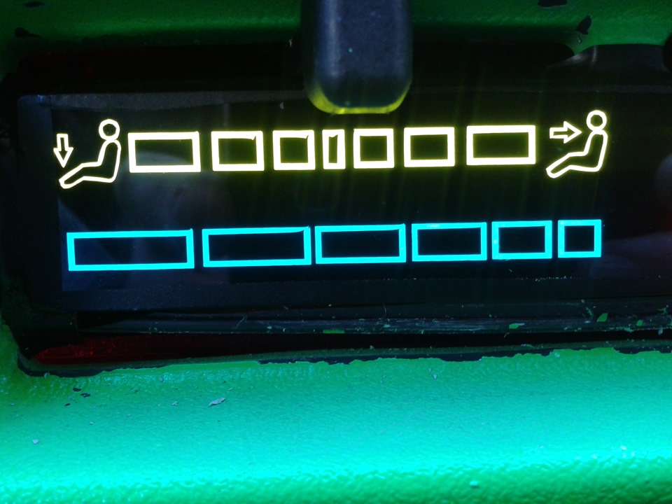 слева — Lada 2114
