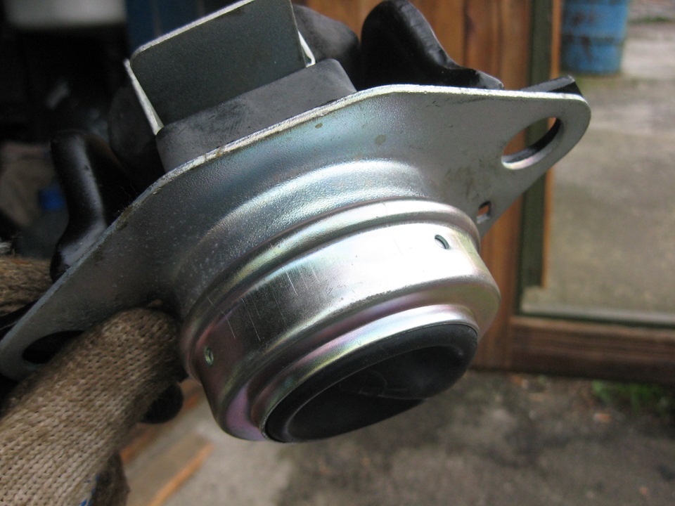 Новая гидравлическая опора. Появился стук при повороте налево ...