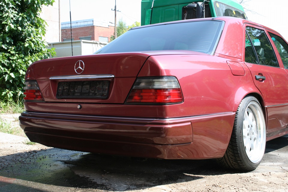 Mercedes Benz w124 красный