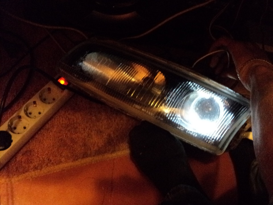 ангельские глазки на фары и покраска обводки отражателя. — Mazda 626 IV ...