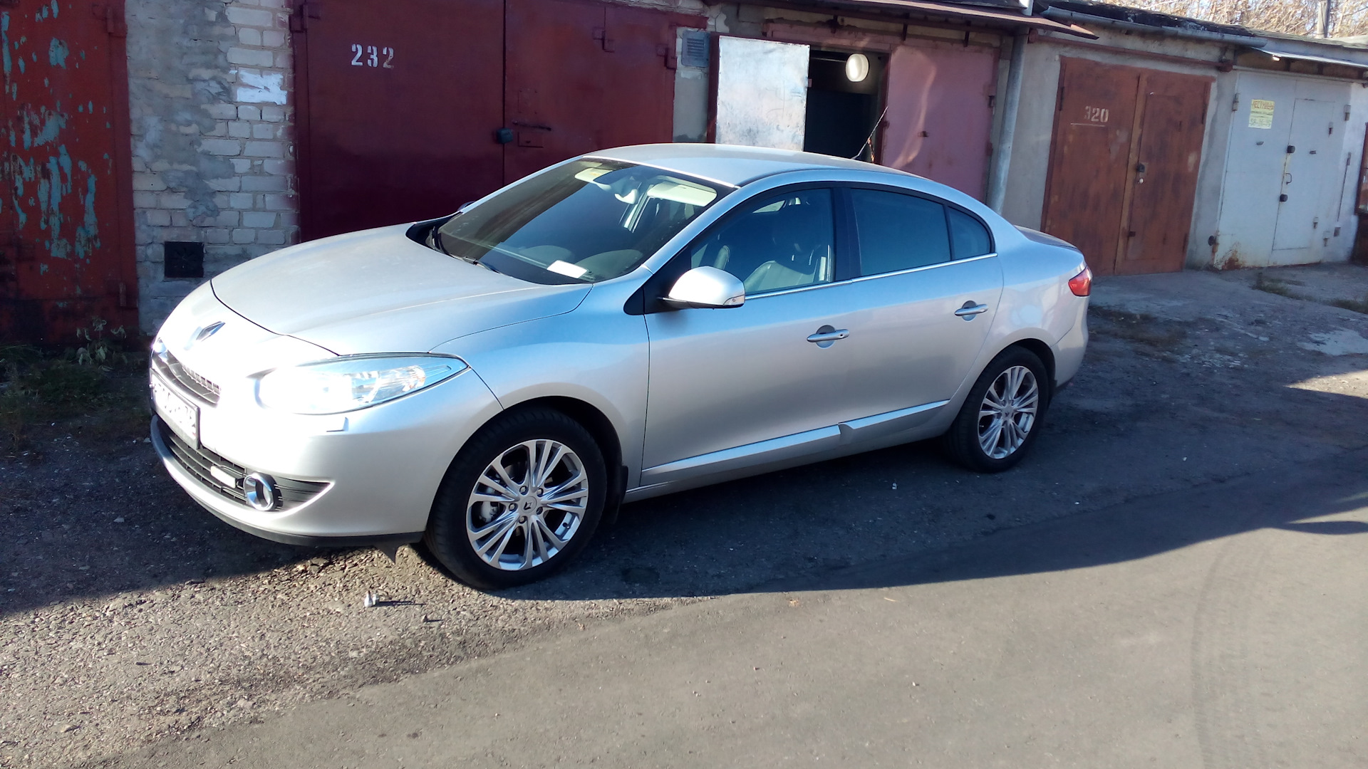 Renault Fluence 2.0 бензиновый 2010 | 2.0 CVT на DRIVE2