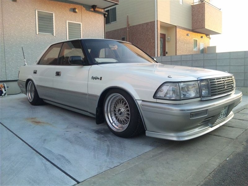 Toyota crown 131 wide body отличие