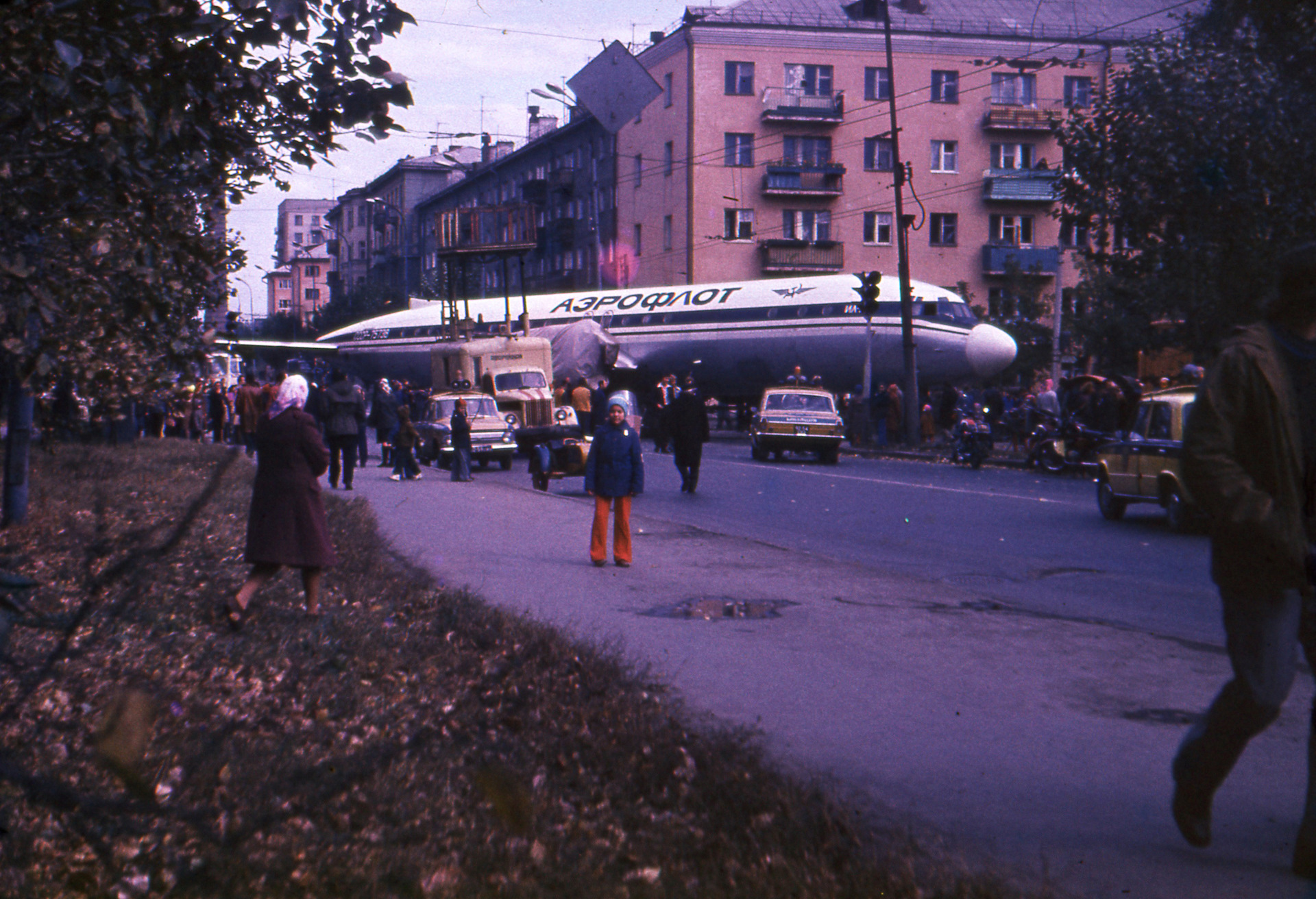 1977 год фото. Ил-18 на улице Малышева Свердловск 1977 год. Ил-18 на улице Малышева Свердловск 1977. Ил-18 на улице Малышева. Ил 18 в Свердловске 1977.