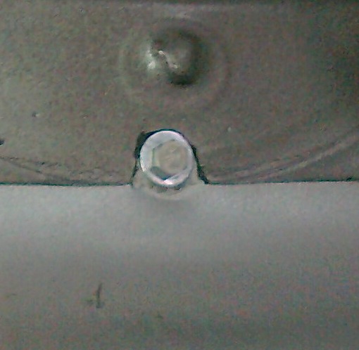 к отверстиям в нише запасного колеса прикручиваем заднюю часть трубы — Lada 2114