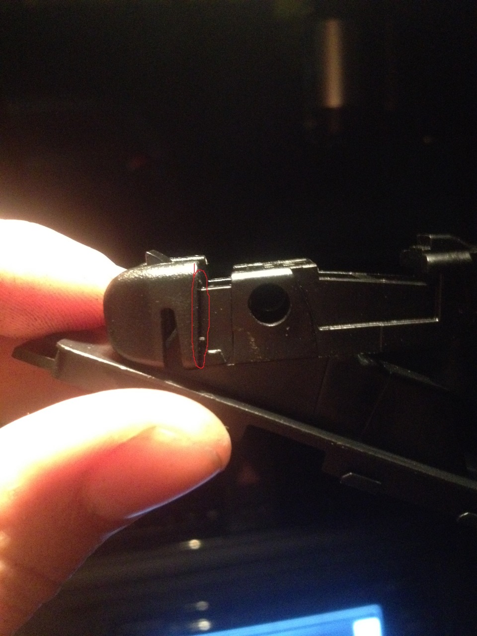 Берем надфиль и подпиливаем на каждом крепеже с обоих сторон где обведено красным — Volkswagen Jetta VI