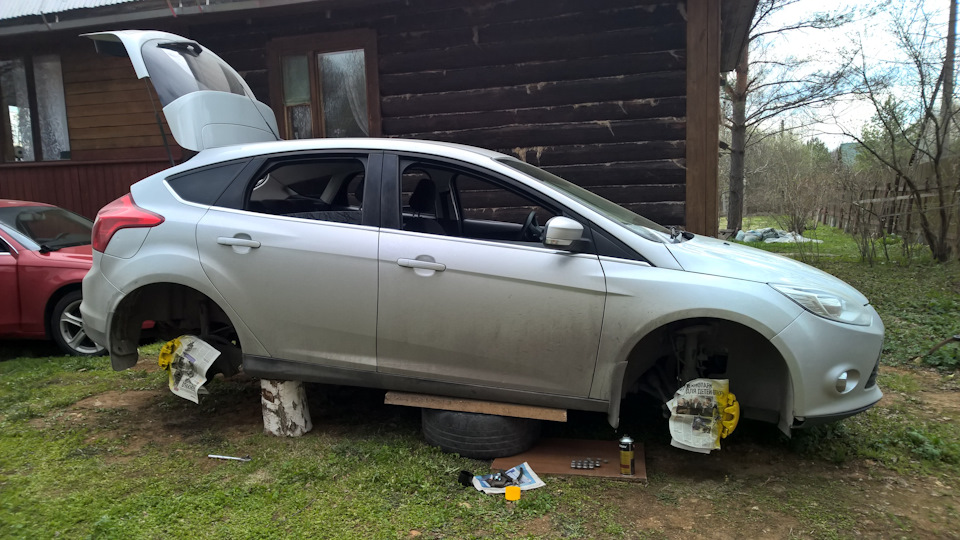 Мир, Труд, желтые суппорта — Ford Focus Hatchback III, 1,6 л, 2013 года ...