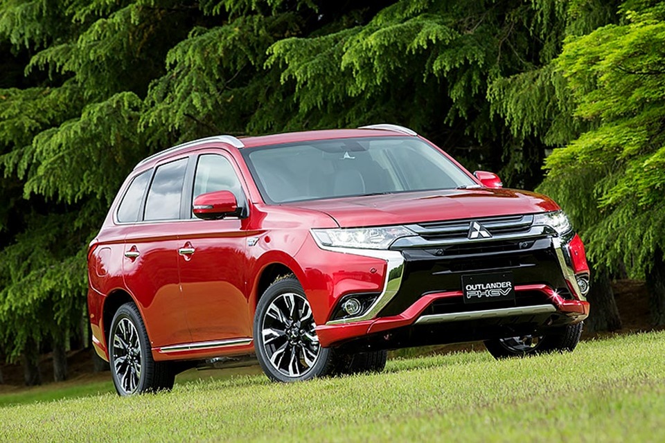 Mitsubishi Outlander 2019. Митсубиси Аутлендер 2019. Mitsubishi Outlander Hybrid 2015. Митсубиси Аутлендер гибрид.