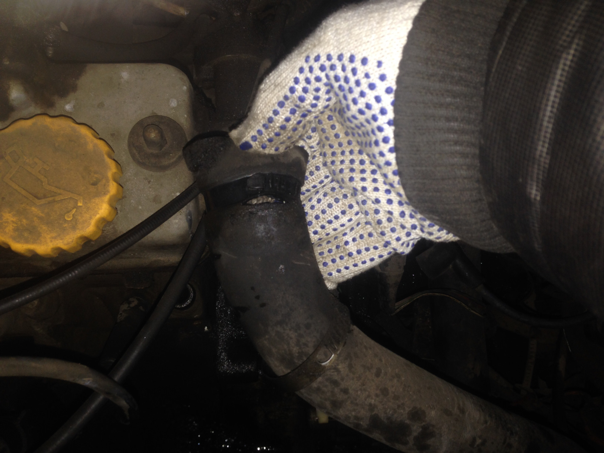 отработанный старый антифриз. замерз тосол в радиаторе. замерзший тосол. антифриз замерз. тосол лопнул.