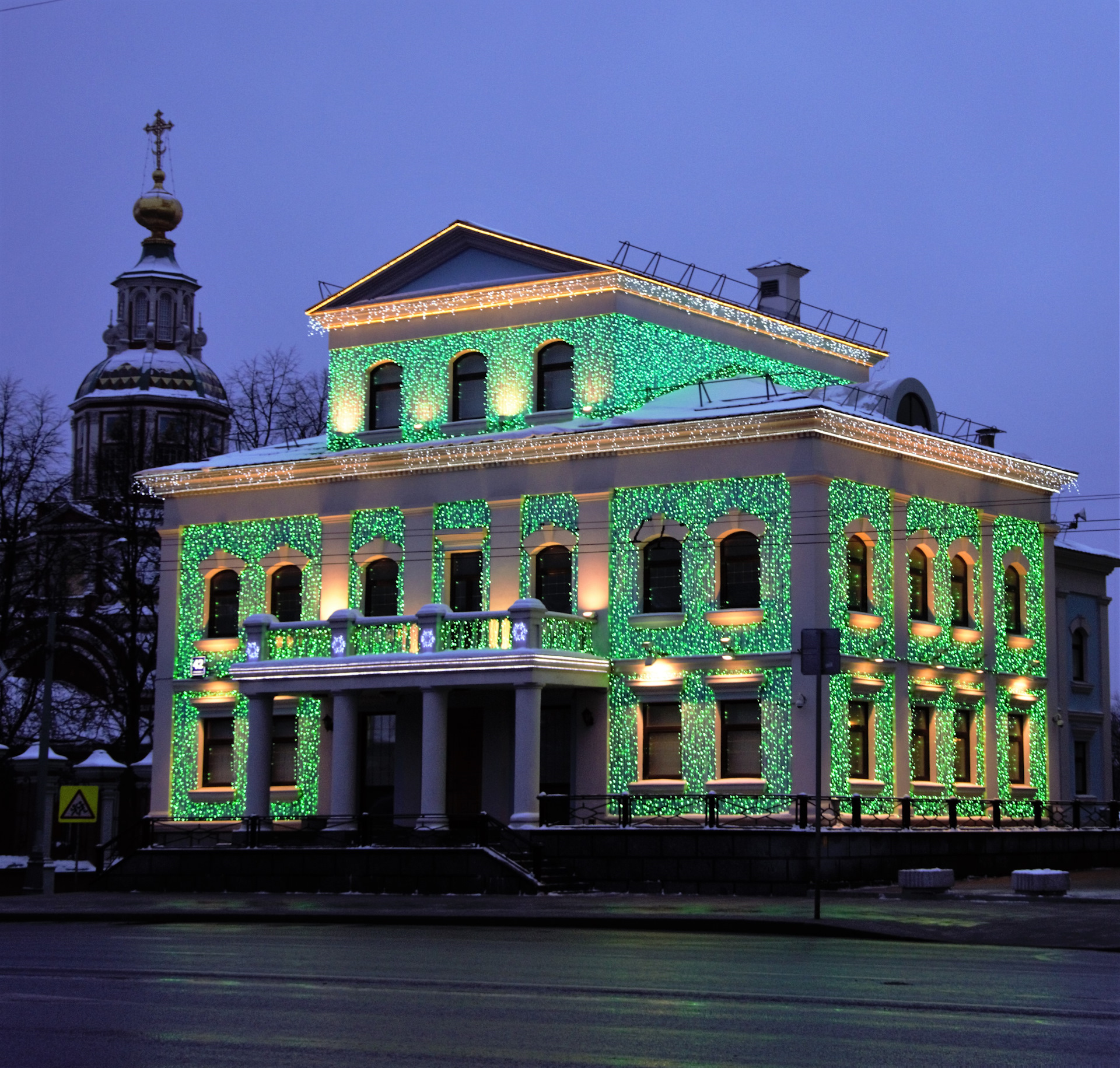 Живые дома москва. Зеленое здание в Москве. Дом в Москве. Зеленого цвета здание Москва. Красивые дома в Москве.
