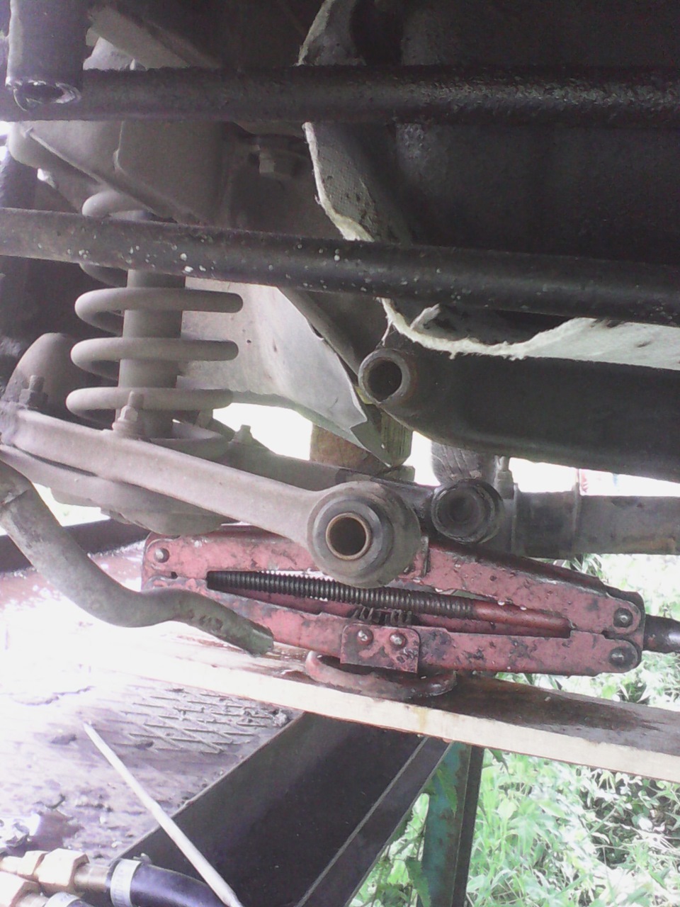 Замена оси нижних рычагов — ГАЗ 3110, 3 л, 1998 года | своими руками ...