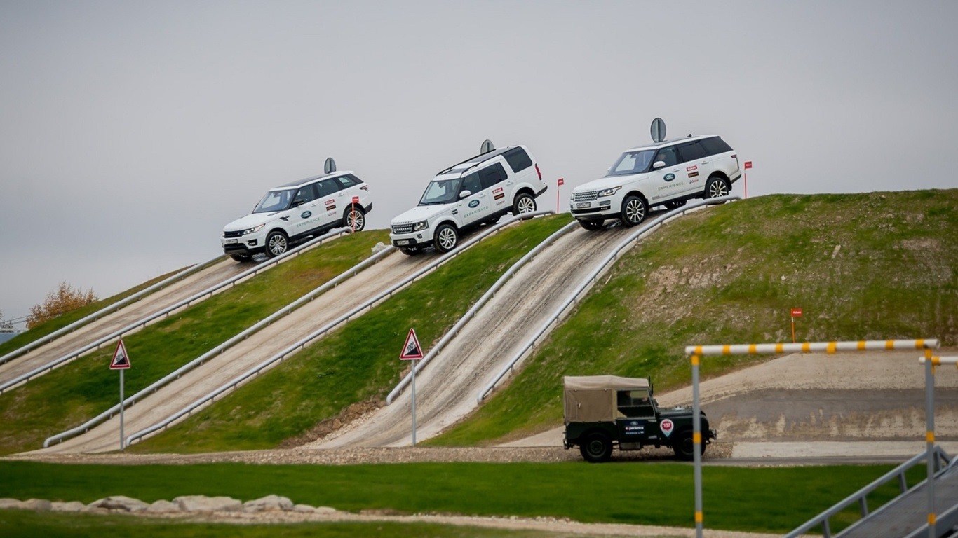 Experience москва. Ягуар ленд Ровер экспириенс. Полигон Land Rover experience. Рендж Ровер дрифт. Ленд Ровер полигон новая Рига.