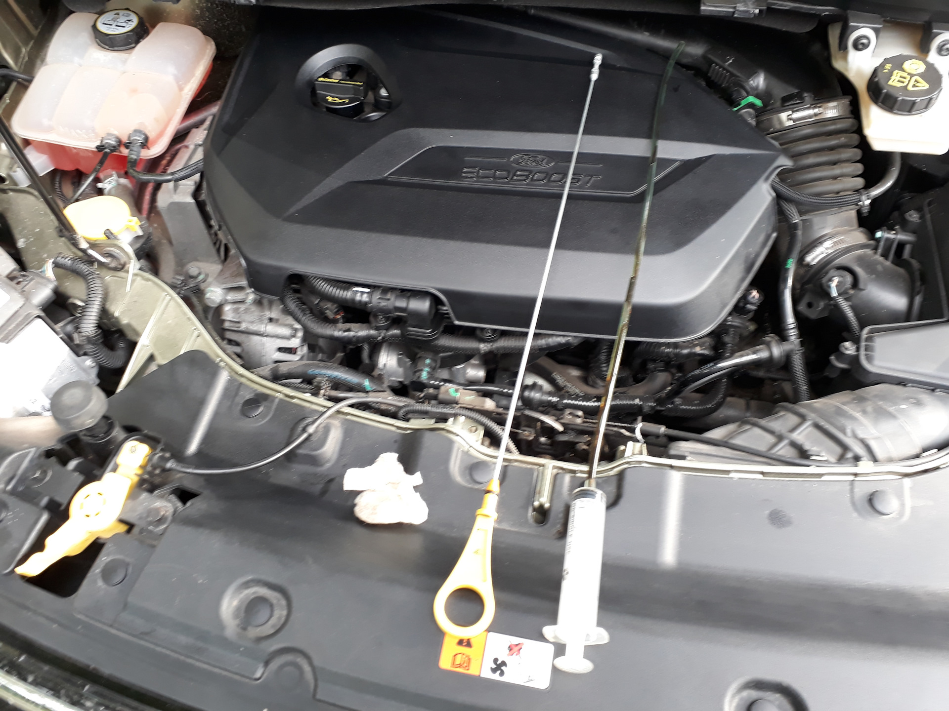Куга масло в двигатель 1.6. Двигатель Ford Kuga 2 1.6. Щуп уровня масла двигателя 2.5 Ford Kuga 2017. Двигатель Форд Куга 2.5. Ford Kuga 2 2.5 двигатель.