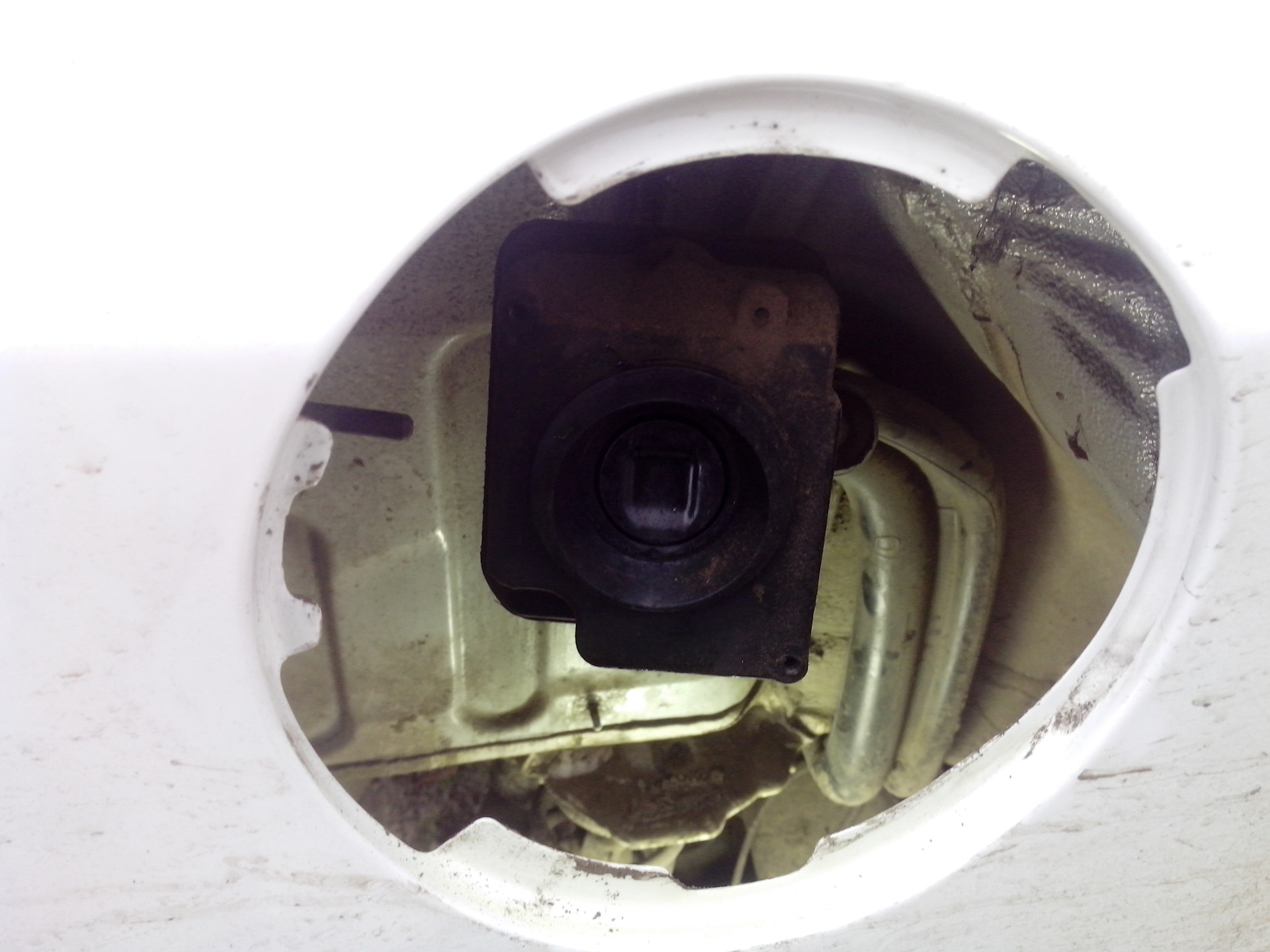 Замок лючка бензобака волга 3110. Крышка бензобака honda cr v 3. Замок лючка бензобака приора 2. Как снять горловину крышки. Люк бензобака форд фокус 2 рестайлинг.