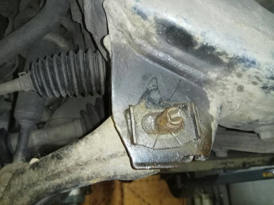 Болт и сайлентблок срослись в единую окаменелость — Toyota Fortuner (1G)