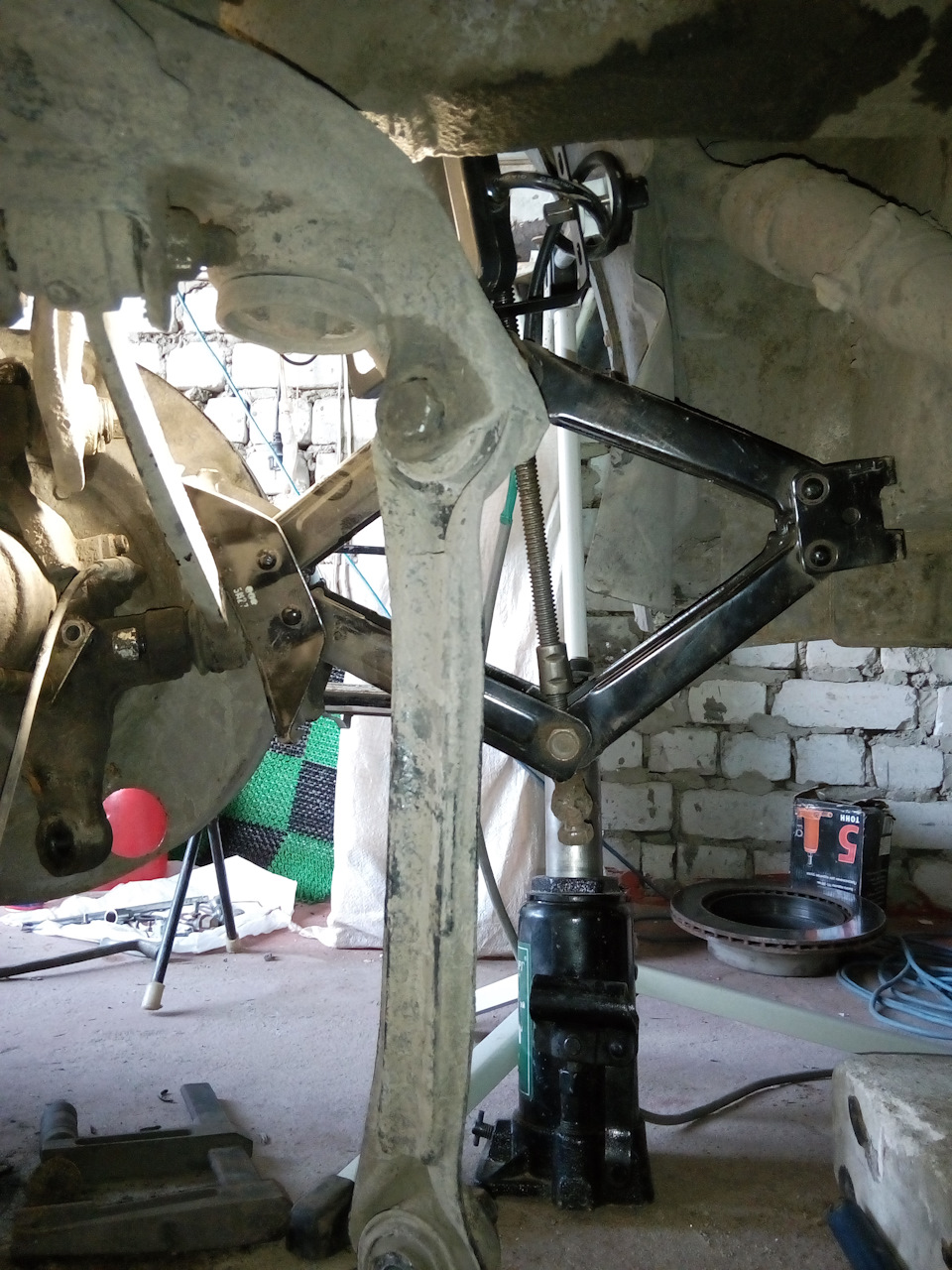 С одним рычагом долго мудохался (тот что с «пальцем на одной стороне») палец прокручивался вместе с гайкой, никакие упоры не помогли его снять — SsangYong Rodius