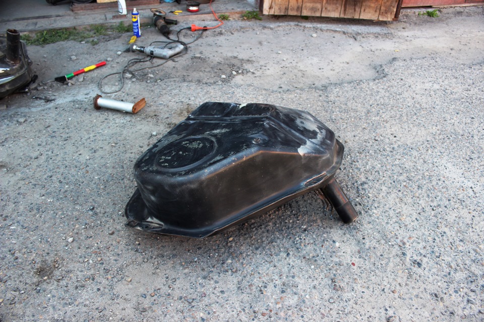 Патрубок бензобака таврия 1102. Бензобак луаз 969м. Бак таврии. Бензобак заз. Заз 1102 топливный бак.