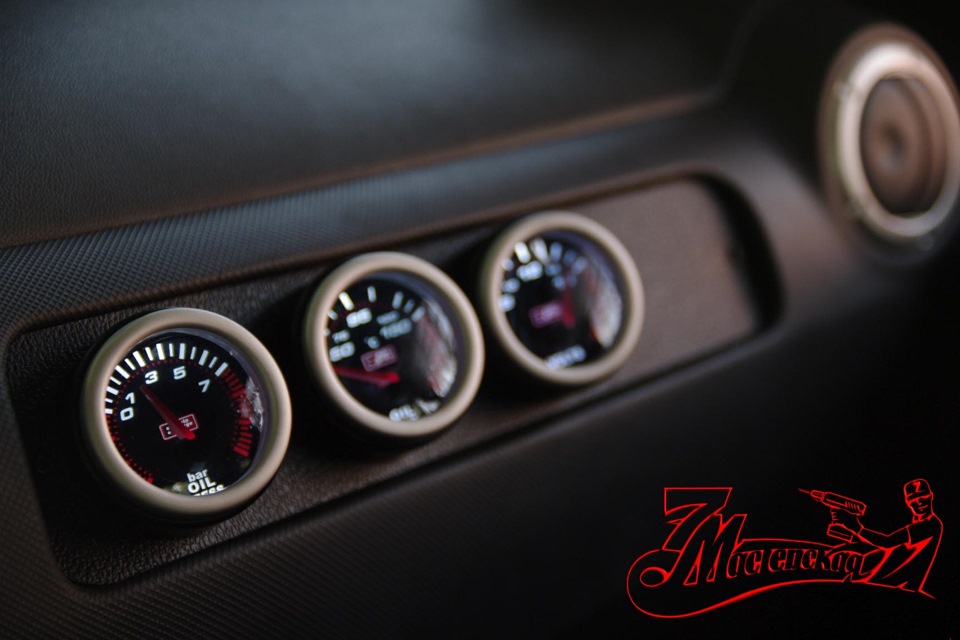 Датчики defi на приборной панели. Установка дополнительных приборов. Датчики nissan 350z. Установка дополнительных приборов. Дополнительная панель приборов.