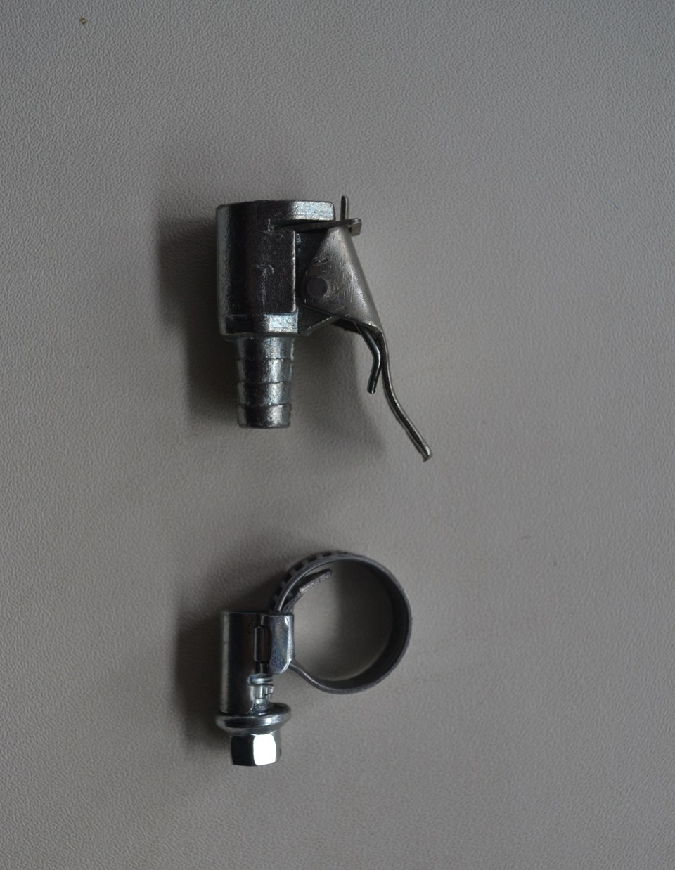 Еще парочка. Можно заменить на закручивающийся или просто натянуть на вентиль и закрепить. — Lada 21074