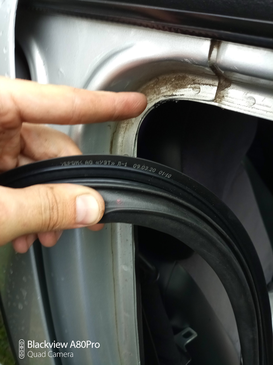 Вот так нужно устанавливать- цветная точка по центру проема стойки. На задних дверях то же самое — Lada 21102