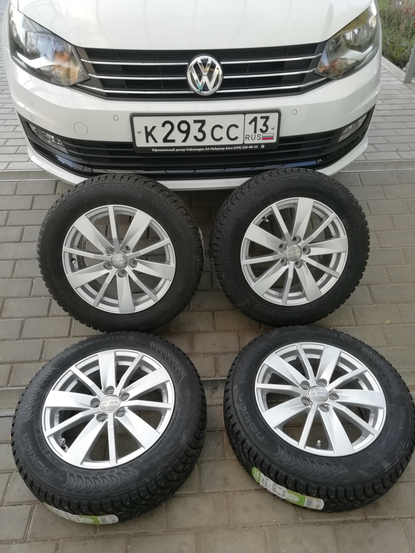 Резина лето на поло. Зимняя резина на Volkswagen Polo r14. Резина на Фольксваген поло седан р15 размер. Volkswagen t5 колеса r17. Колеса на Фольксваген поло седан 15.