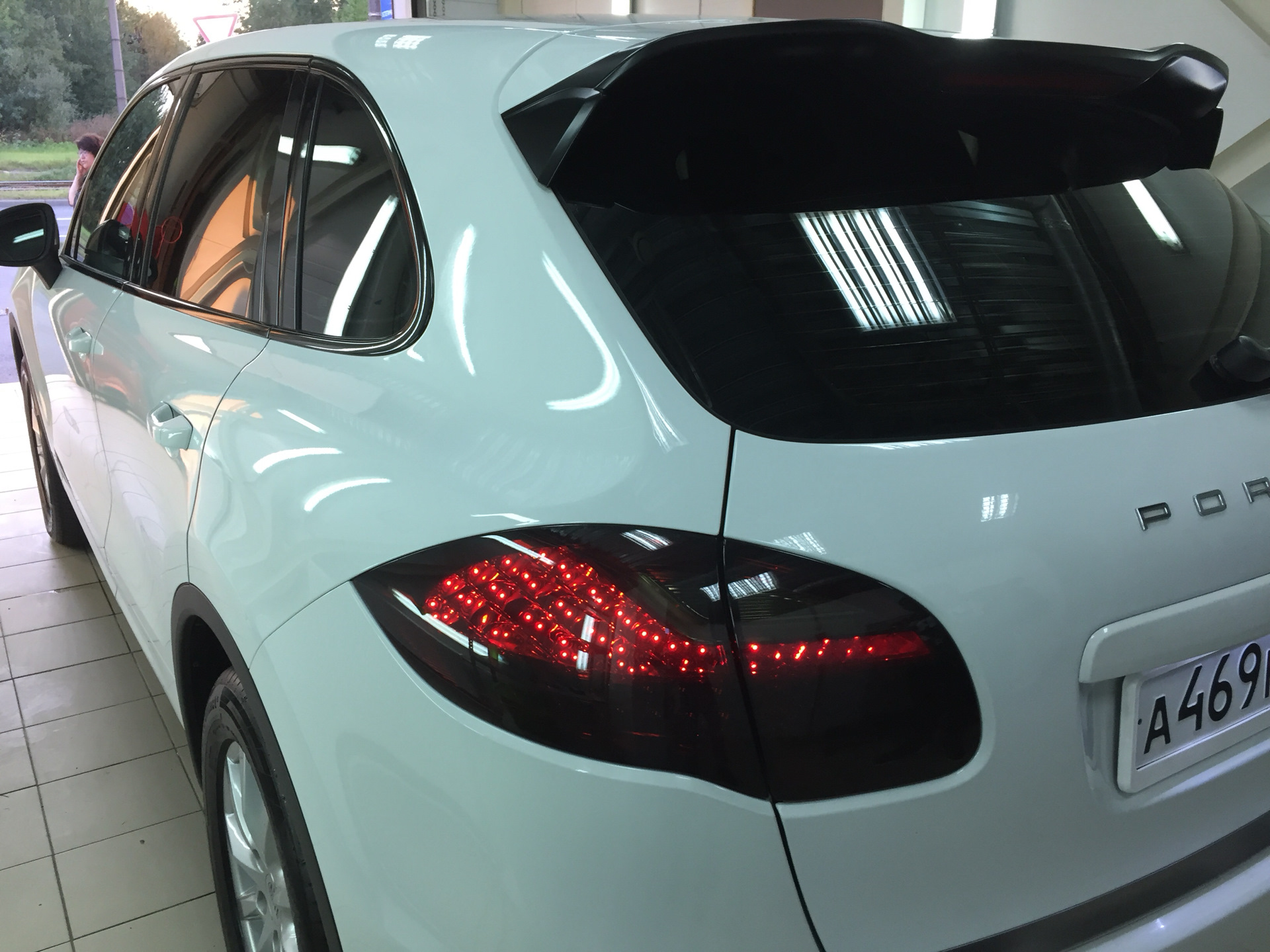 матовые задние фонари. тонированные задние фонари. притемнение задних фонарей камри 40. тонировка задних фонарей гибридом. легкая тонировка задних фонарей x3.