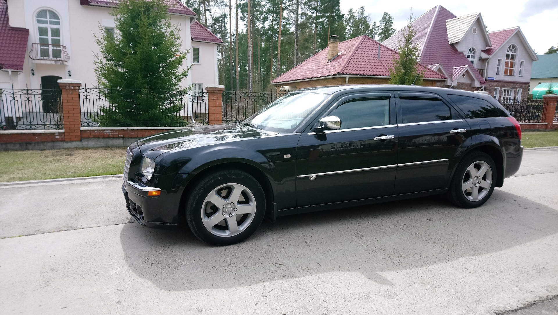 300 полно. Крайслер универсал 1990х. Chrysler 300c Touring Black Diesel. Крайслер 300с дром. Болезни машина Крайслер универсал.