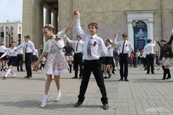 Вальс победы танец в школе на 9 мая. День победы вальс. Вальс победы таганрог. Вальс на 9 мая для школьников. Тоцкое вальс победы.