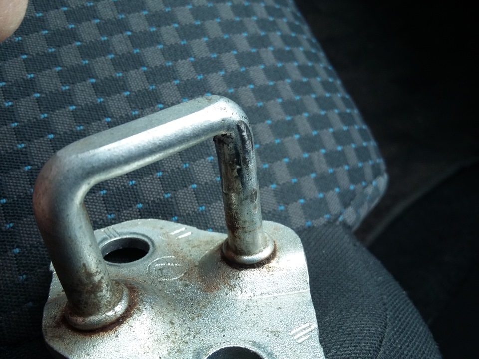 петля замка  багажника a4 b6. замок с петлей на багажник ниссан. Tiida 2013 замок багажника. петля замка двери citroen c4. скоба замка багажника ваз 2170.