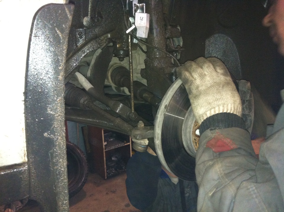 установка защитного кожуха тормозного диска — Ford Focus III Hatchback ...