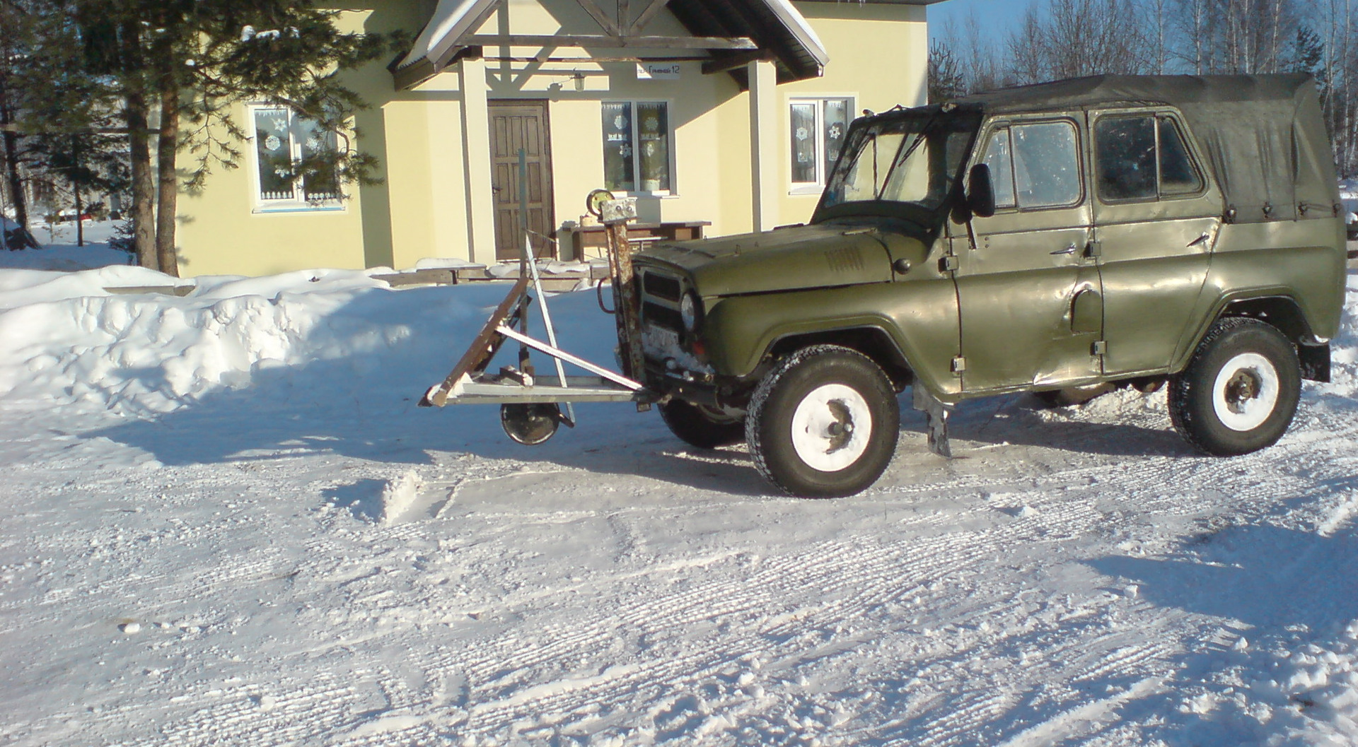 Купить уаз томская. Отвал на УАЗ 469. УАЗ 469 С отвалом для уборки снега. УАЗ 469 снегоуборочный. Отвал для снега на УАЗ 469.
