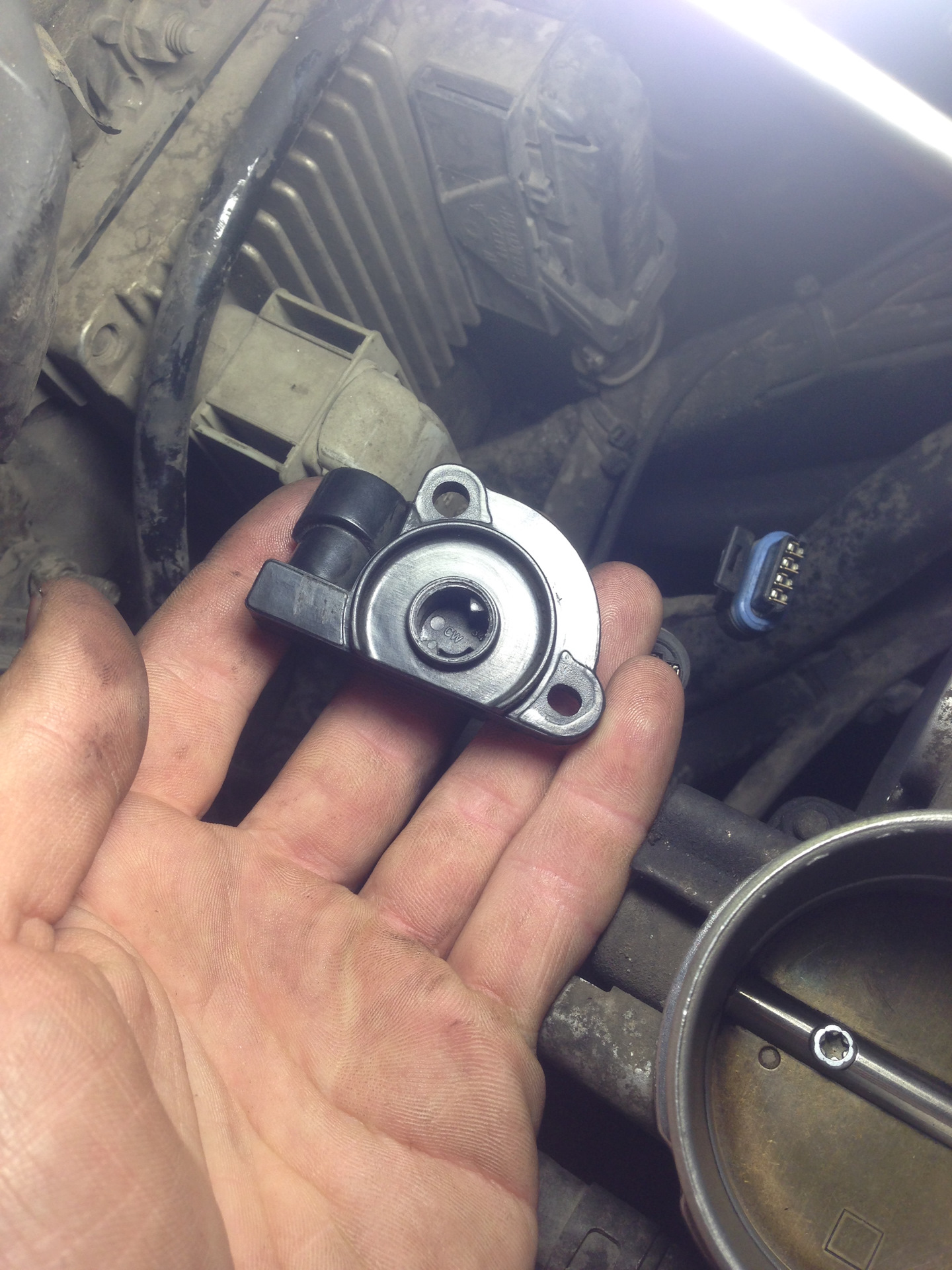 После промывки дроссельной заслонки высокие обороты. Дроссельная заслонка ауди а4. 8. Чистка дроссельной заслонки фабия 2005. 8.