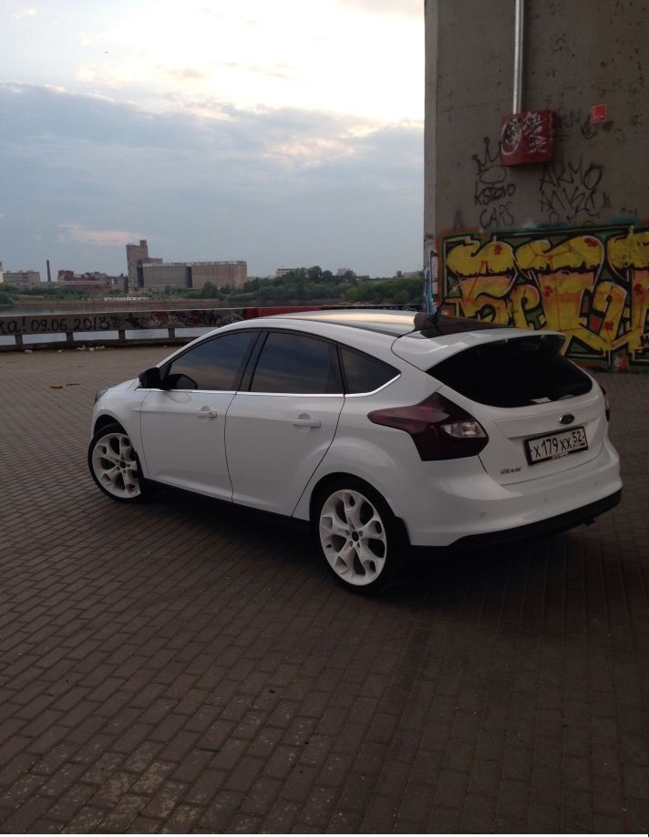 Ford Focus 3 белый хэтчбек на r18