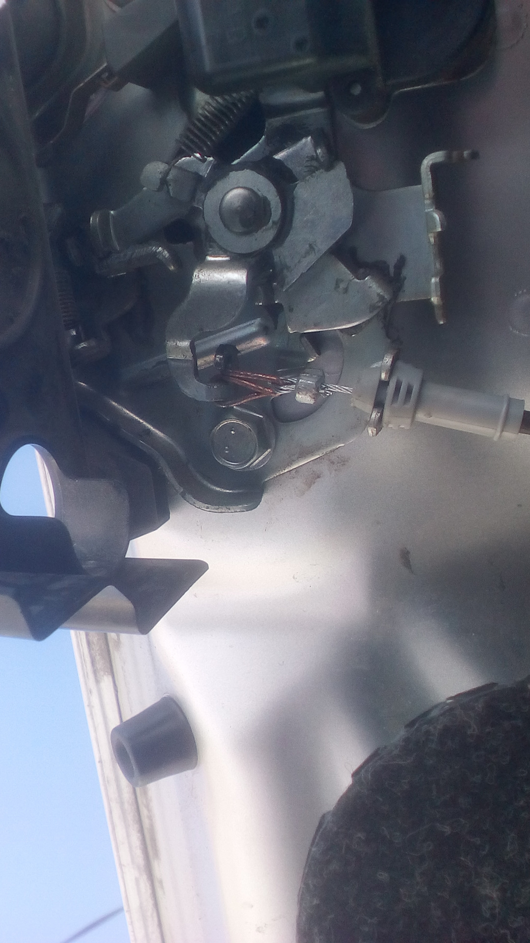 Колхоз тросика багажника. — Toyota Corolla (140/150), 1,6 л, 2007 года ...