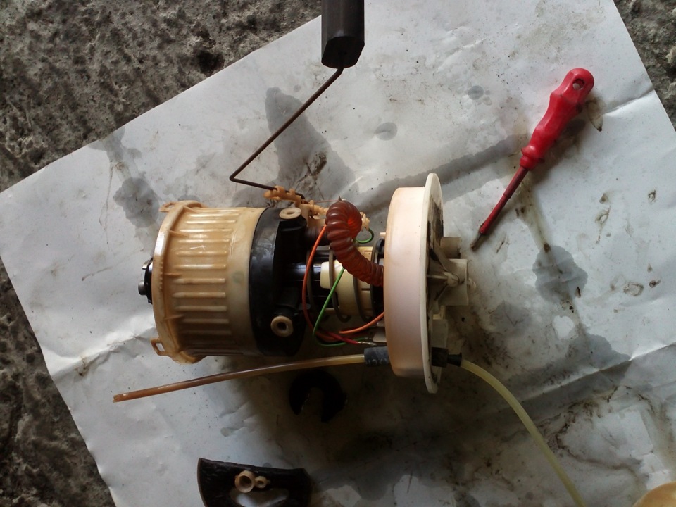 Разборка/сборка топливного насоса — Mazda 3 (1G) BK, 2 л, 2005 года ...