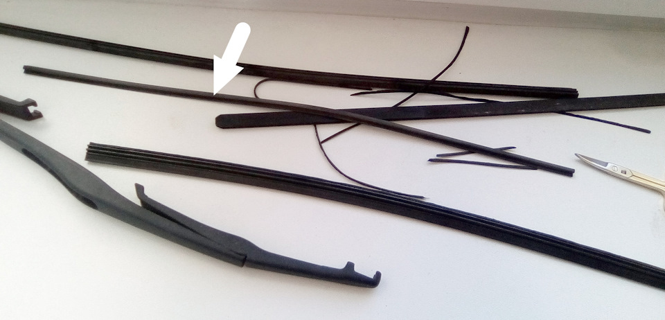 Белой стрелкой помечены останки старой резинки. Вокруг валяются доноры. — Saab 9-5 (1G)