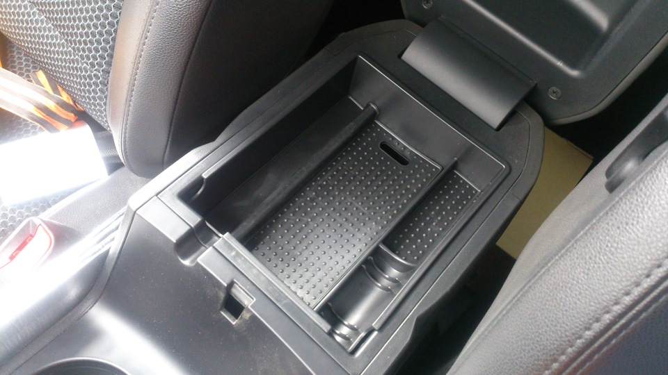 Ящик в подлокотник хундай туксон 2022. Вставки в подлокотник. Заглушка в подлокотник на хендай ix35 дизель. Подлокотник центральной консоли kia mohave. Вставки в подлокотник.