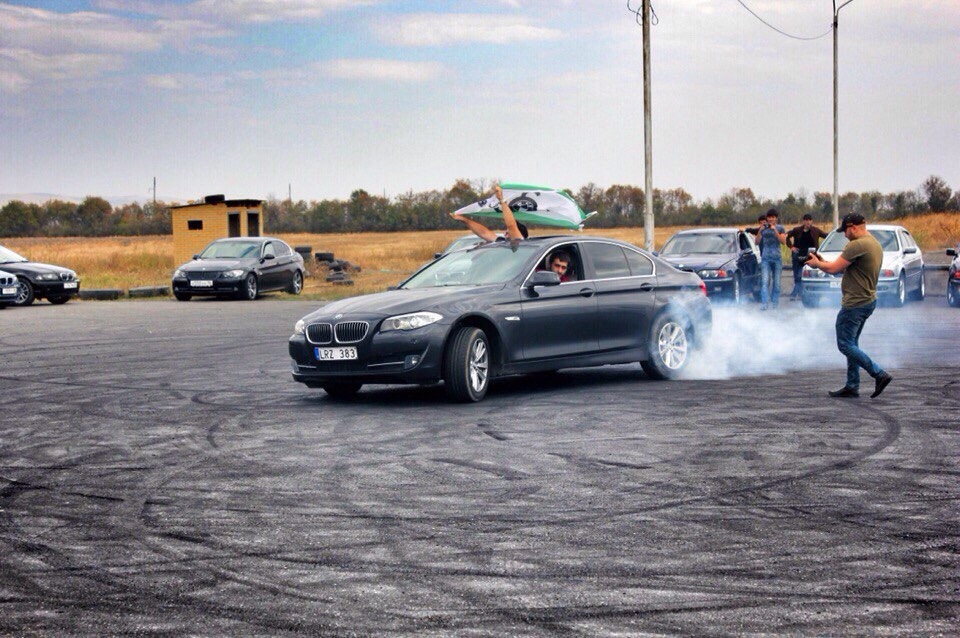 Бмв клуб ингушетия. Бмв с флагом ингушетии. Бмв ингушетии. Машины в ингушетии бмв. Бмв ингушетии.