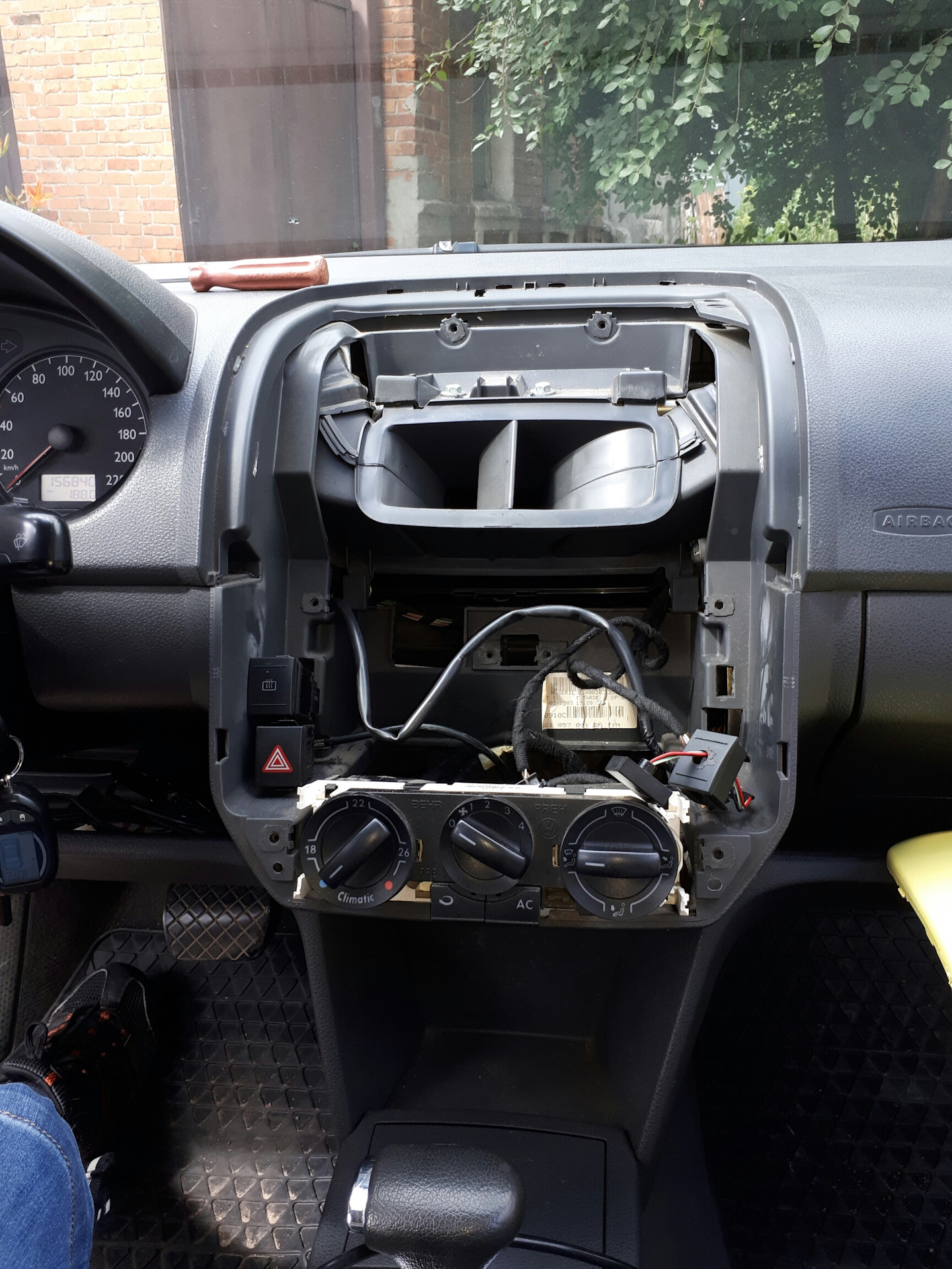 Перекрашена центральная консоль — Volkswagen Polo Mk4, 1,4 л., 2003 ...