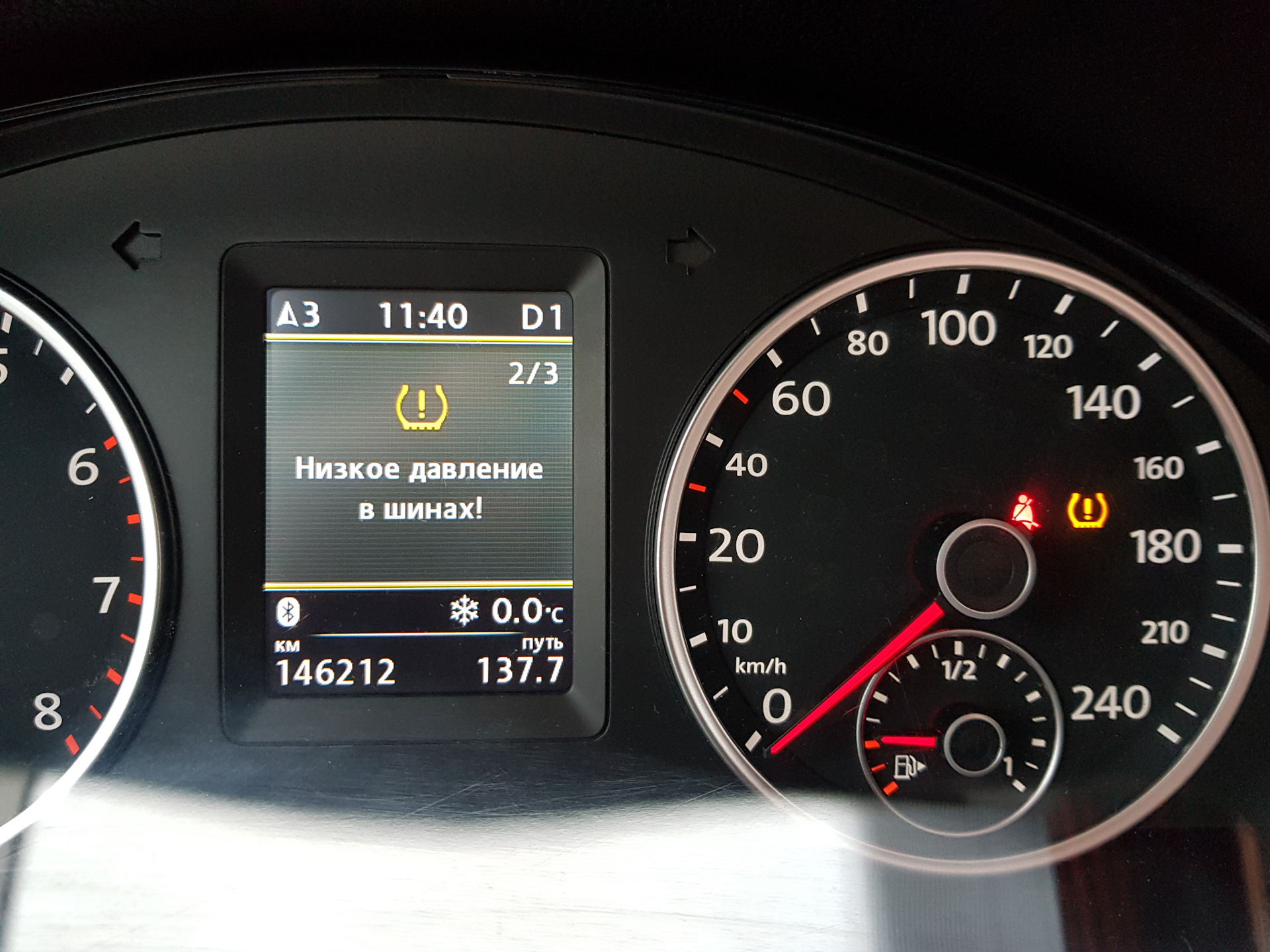 Vw jetta 6 давление в шинах. Давление в шинах volkswagen caddy. Давление в шинах jetta. Фольксваген jetta табличка давления. Давление в шинах джетта 6.