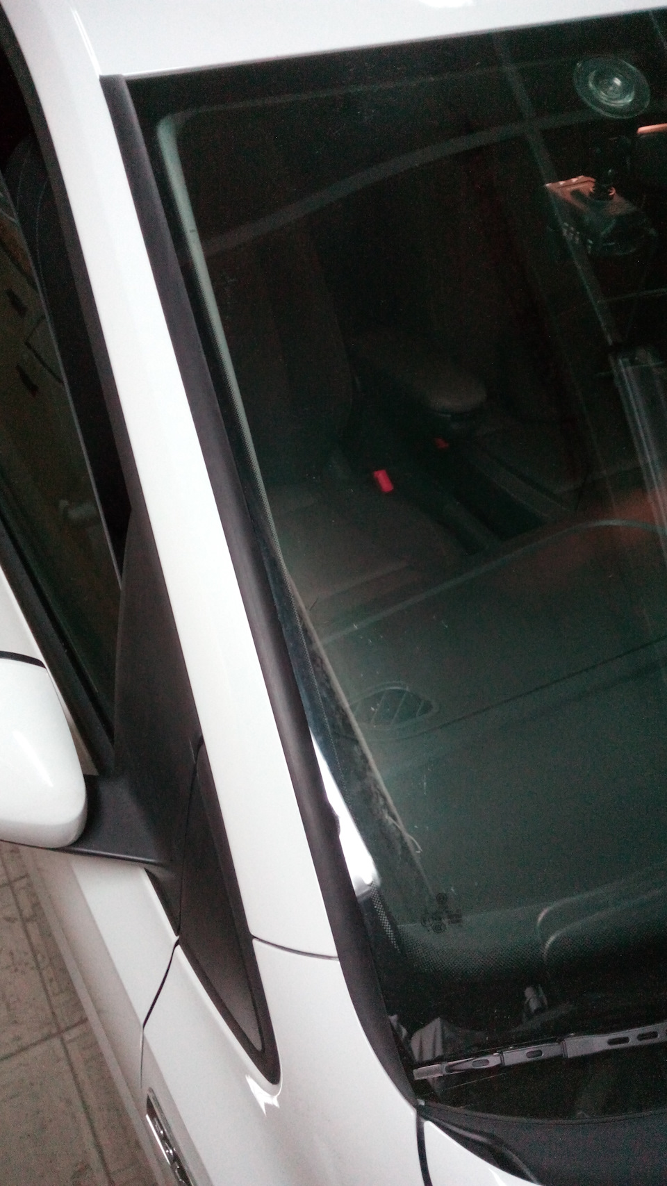 Оригинальные водоотводы на лобовое — Volkswagen Polo Sedan, 1,6 л, 2016 ...