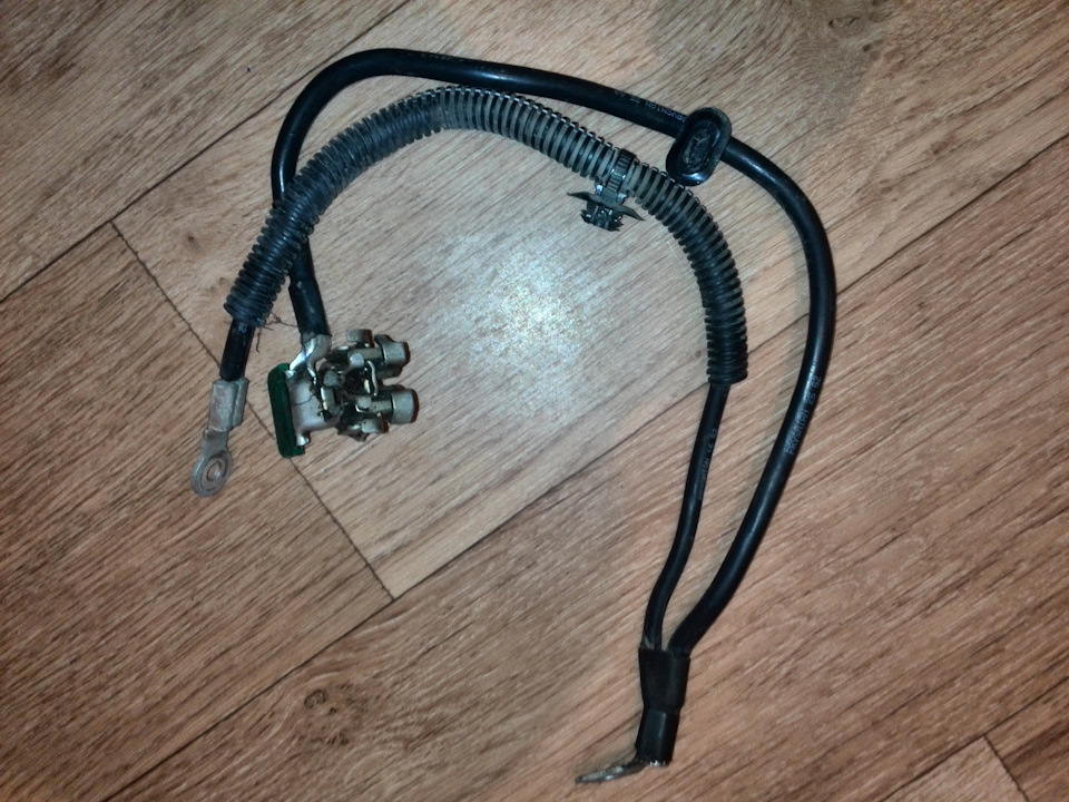 Снятая минусовая клемма — Citroen C4 (1G)