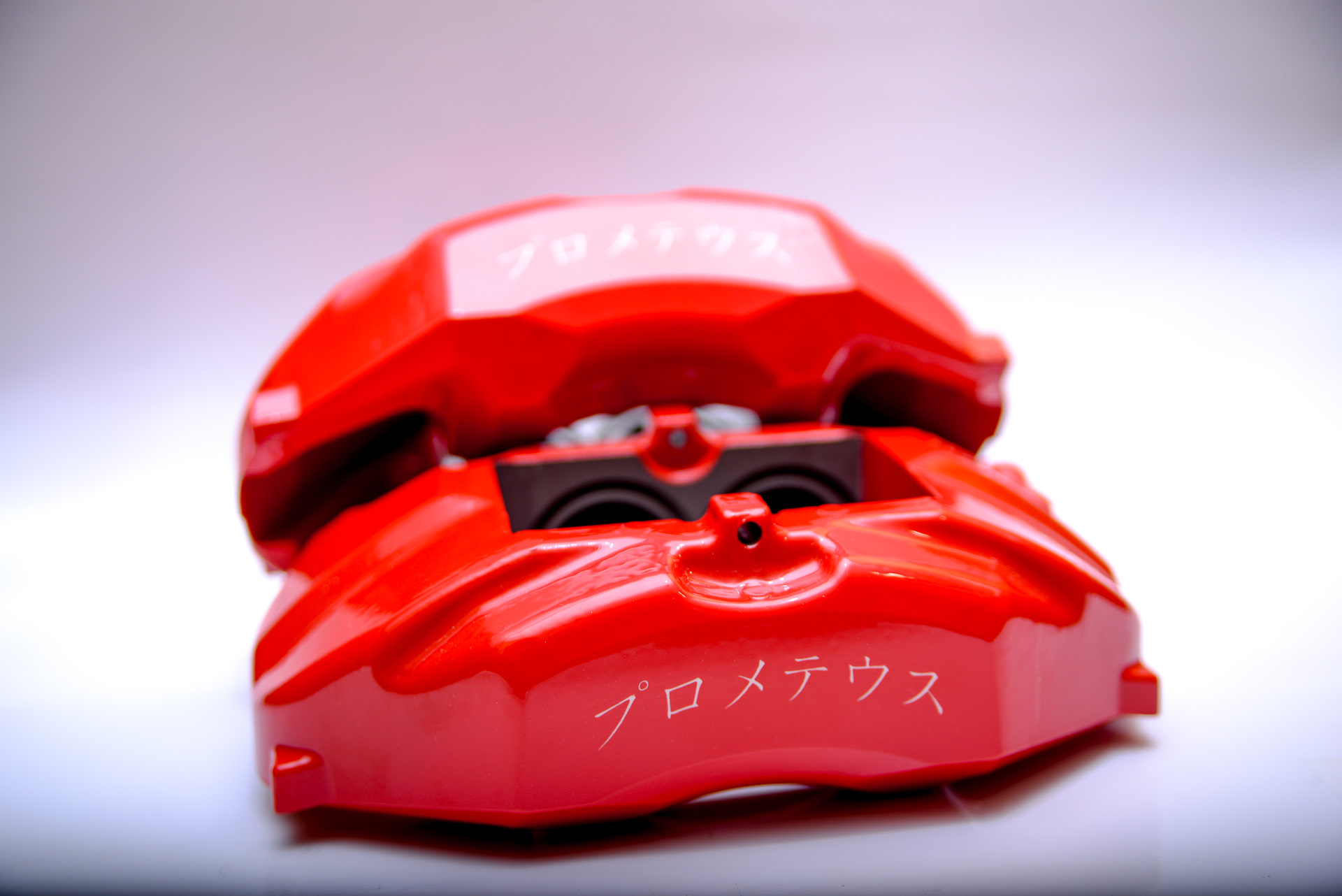 Порошковая покраска суппортов. Цветные суппорта. Суппорта ral 3020. Колесо с покрашенным суппортом. Порошковая краска для суппортов.