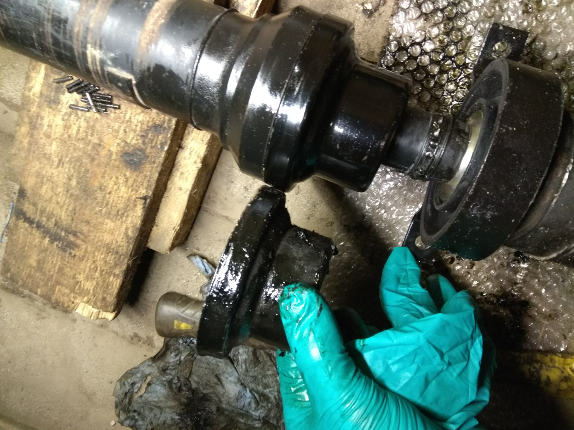 Шеви нива пыльник кардана. Suzuki grand vitara шрус заднего кардана. Пыльник переднего карданного вала mitsubishi pajero sport 1. Пыльник кардана j10. Пыльник кардана ленд ровер дискавери 3.