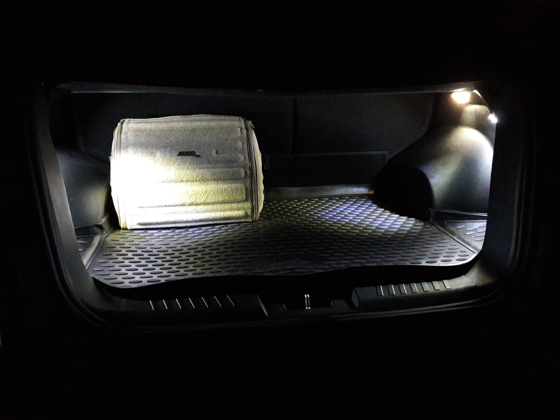Купить подсветку багажника. Подсветка багажника Toyota Allex 2001. Подсветка багажника Тойота тундра. Подсветка багажника Тойота Камри 70. Chery Tiggo 8 подсветка багажника.