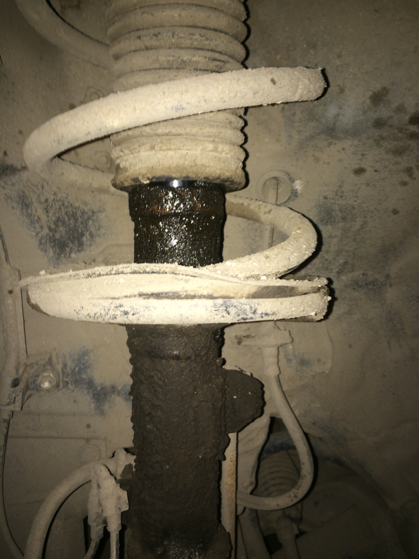 может ли стучать амортизатор. отбойник амортизатора переднего поло седан 2021. задние амортизаторы w210 h7. побежала стойка амортизатора ваз 2114. опоры стойки пежо 308.