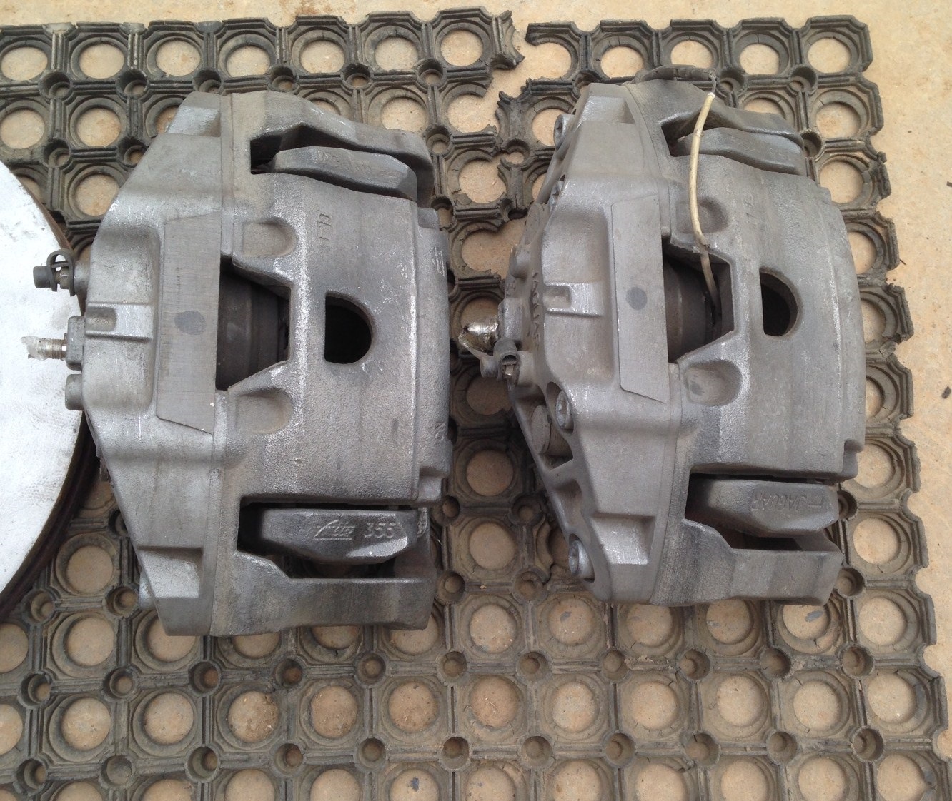 Колодки e63 amg. Накладки на суппорта бмв е90. Охлаждение тормозного диска. Тормоза м перфоманс g32. Суппорт электрический.