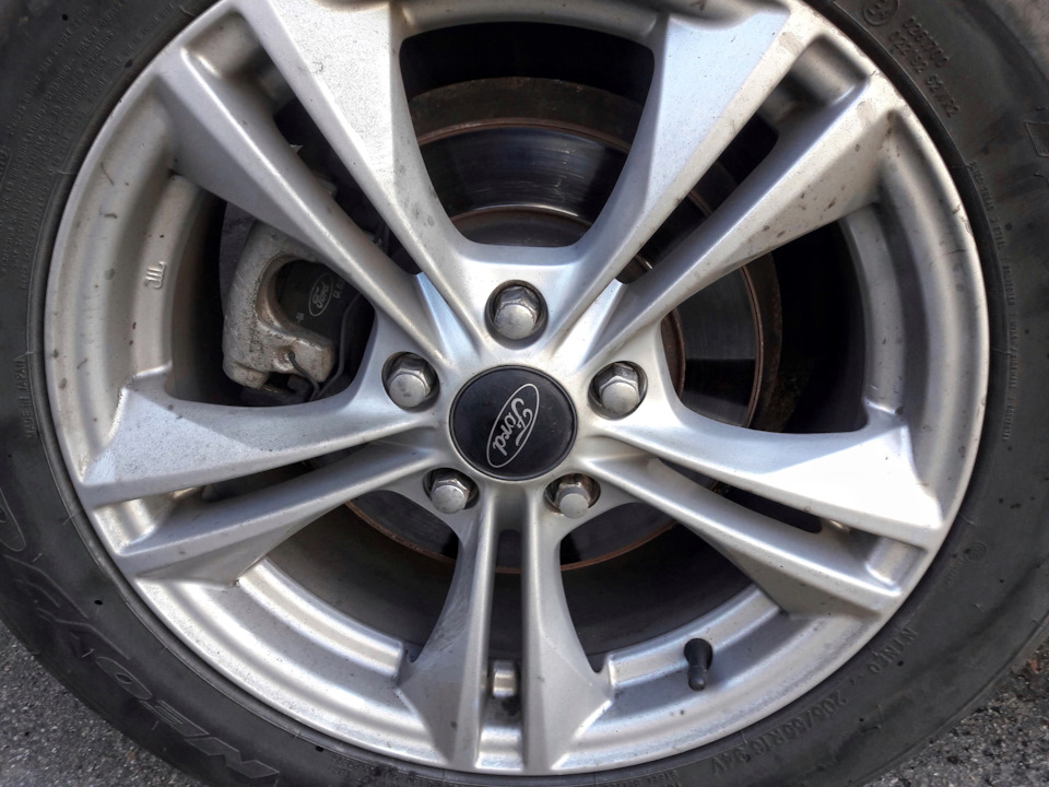 Осталось всего — ничего, заменить диски с колодками и придать новой запчасти исключительно черный матовый цвет ) — Ford Focus Hatchback III